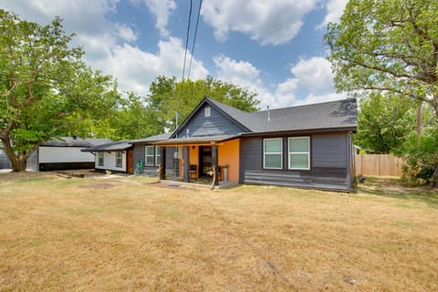 Cedar Hill Home with Fenced Patio, Grill and Foosball! House in Grand Prairie