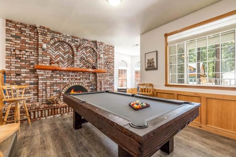 Billiard, Game Room