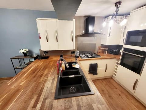 Kitchen or kitchenette, minibar, oven, stove, toaster