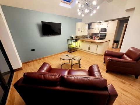 Property building, Communal lounge/ TV room, TV and multimedia, Kitchen or kitchenette, Living room, Seating area, Dining area, Evening entertainment, minibar, oven, pet friendly, stove