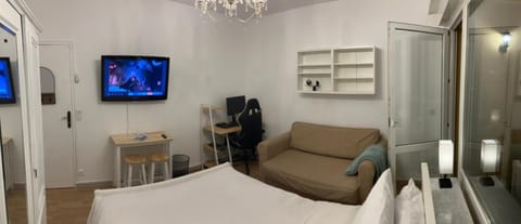 TV and multimedia, Photo of the whole room, Seating area, Bedroom, wardrobe