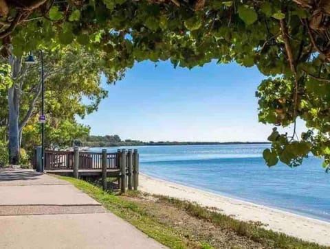 Bayside Living - Walk to Water - Central location House in Deception Bay