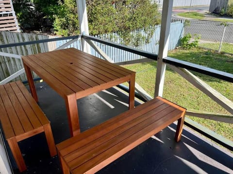 Bayside Living - Walk to Water - Central location House in Deception Bay