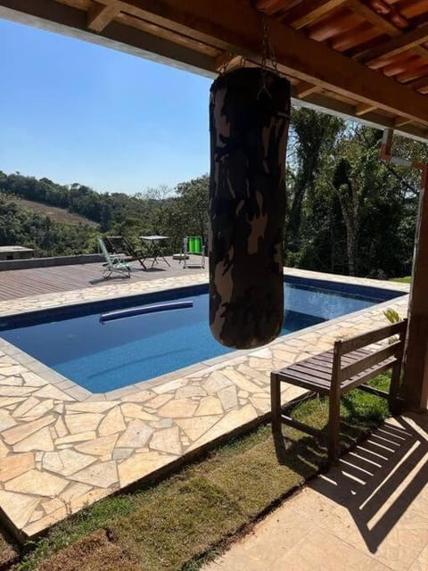 Recanto com piscina Aquecida e uma bela vista House in Ibiúna