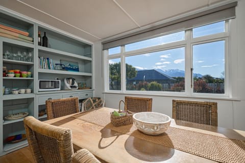 View (from property/room), Dining area, Mountain view