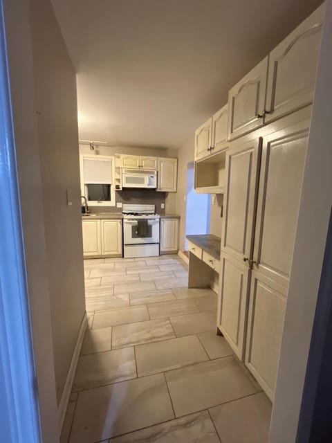 3 Room Set for Up to 8 people- 10 minutes from Kitchener Airport, Walking to Transit Vacation rental in Kitchener