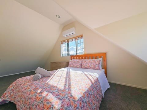 Bed, Photo of the whole room, Bedroom, air conditioner