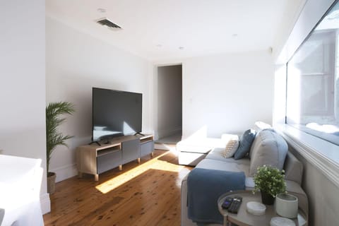 Modern 3 Bed Home in Tempe Near Airport City Apartment in Marrickville