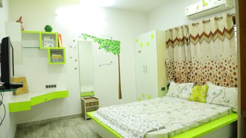 Property building, TV and multimedia, Bedroom, wardrobe