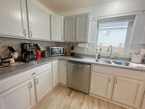 Coffee/tea facilities, Kitchen or kitchenette, dishwasher, oven, stove