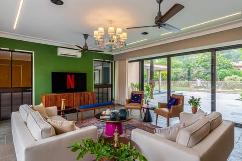 Communal lounge/ TV room, TV and multimedia, Living room, Seating area, Evening entertainment