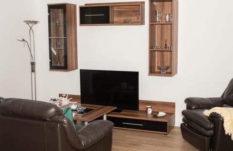 Communal lounge/ TV room, TV and multimedia, Living room, Seating area