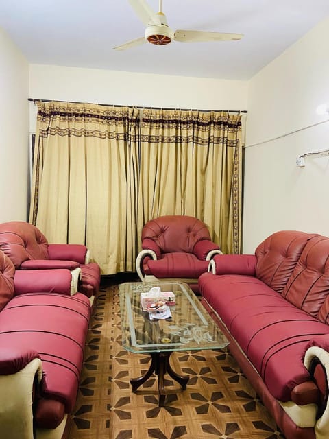 Private room with 1 cultural meal FEMALE ONLY Vacation rental in Karachi