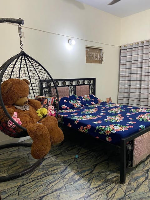 Private room with 1 cultural meal FEMALE ONLY Vacation rental in Karachi