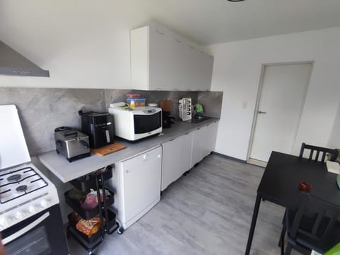 Coffee/tea facilities, Kitchen or kitchenette, dishwasher, oven, stove, toaster