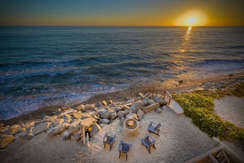 Oceanfront Getaway, Private Beach, Fire Pit, 5BR House in Oceanside