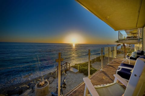 Oceanfront Getaway, Private Beach, Fire Pit, 5BR House in Oceanside