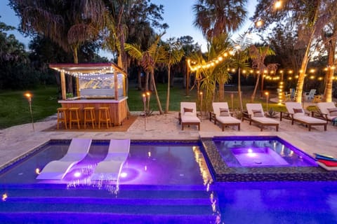 No 1 Largest Tampa Private Compound, 11BR Sleeps 40 Villa in Town N Country