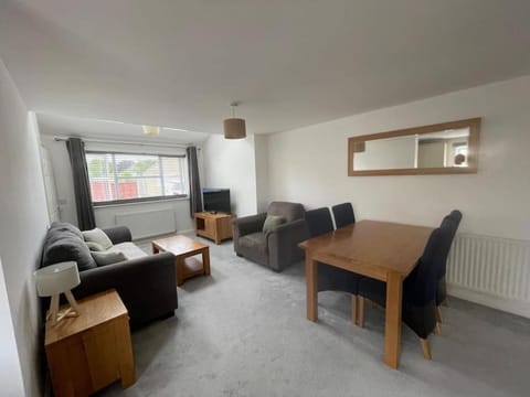 2 Bedroom Flat in Cirencester Apartment in Cirencester