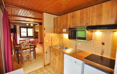 Property building, Kitchen or kitchenette, Living room