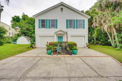 Isle of Palms Getaway with Patio, Walk to Beach! Maison in Sullivans Island