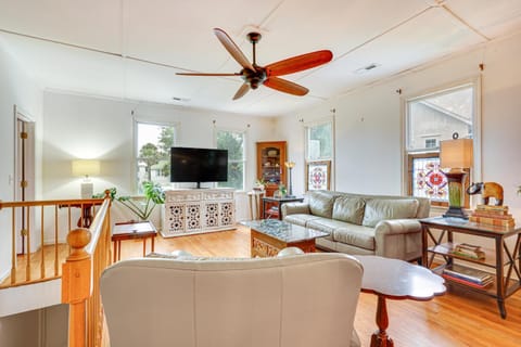 Isle of Palms Getaway with Patio, Walk to Beach! Maison in Sullivans Island