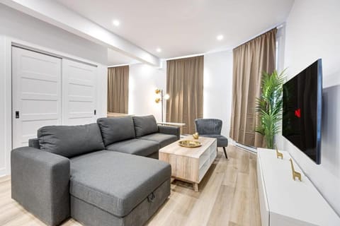 Stunning & Stylish 3BR with Sofa Bed near Little Italy Apartment in Laval