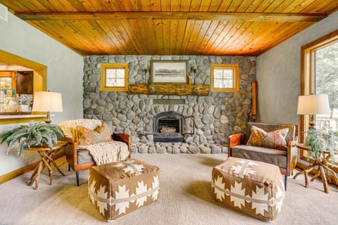 Picturesque Lake Elmo Cottage with Barn and Fire Pits! Casa in Lake Elmo