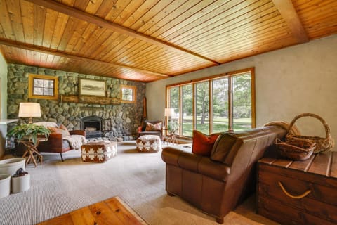 Picturesque Lake Elmo Cottage with Barn and Fire Pits! Casa in Lake Elmo