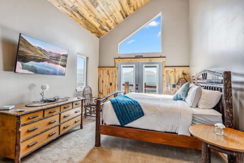 Custom 2BR & Loft Home, with Hot Tub & Stunning Views House in Park County