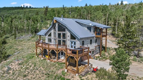 Custom 2BR & Loft Home, with Hot Tub & Stunning Views House in Park County