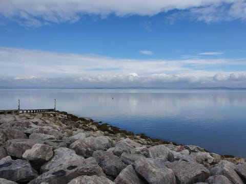 Olivia Cottage - a Home From Home by the Sea House in Morecambe