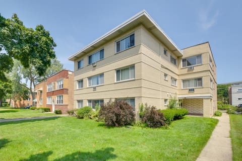 Walk to Train Convenient Skokie Condo! Apartamento in Skokie