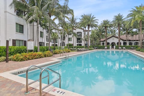 Property building, Day, Pool view, Swimming pool, sunbed