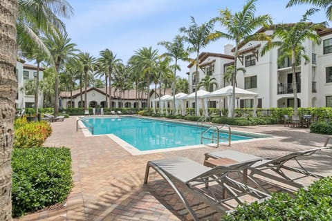 Property building, Day, Garden view, Swimming pool, sunbed