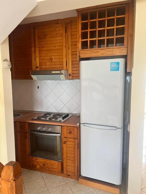 Kitchen or kitchenette, minibar, oven, stove