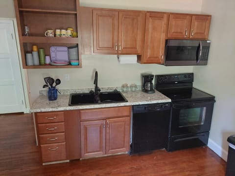 Coffee/tea facilities, Kitchen or kitchenette, dishwasher, oven, stove