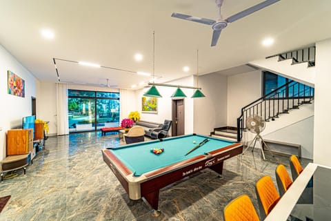 Billiard, Living room, Seating area