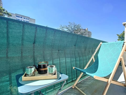 Balcony/Terrace, sunbed