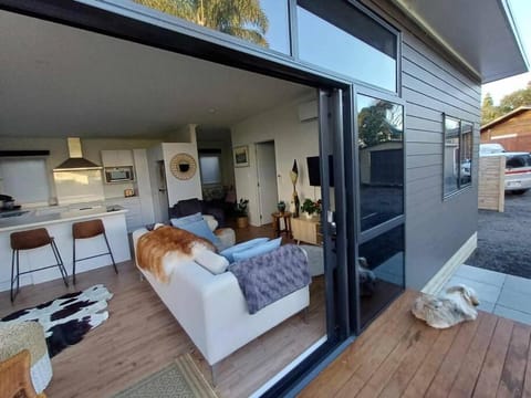 Ironsands Beach Stay - new home - central Apartment in Raglan