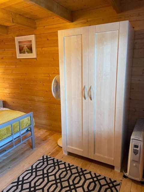 LOG CABIN living for 3-4 people in Frimley Apartamento in Camberley