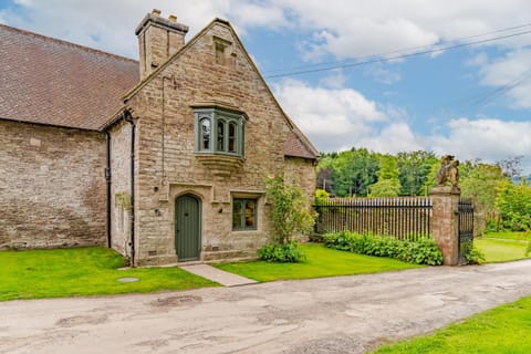 Property building, Garden view, Landmark view