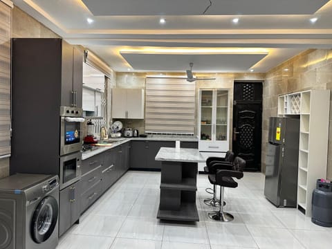 Kitchen or kitchenette, oven, washing machine