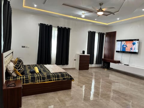 Bed, TV and multimedia, Bedroom