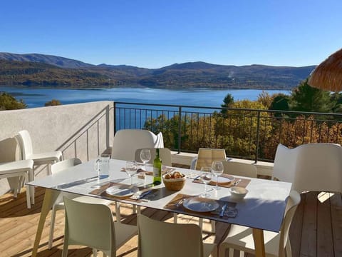 View (from property/room), Balcony/Terrace, Lake view