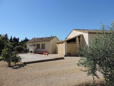 Chambre 2 pers, cuisine d'été le Faré Tchanqué parking gratuit sur place Vacation rental in Cavaillon