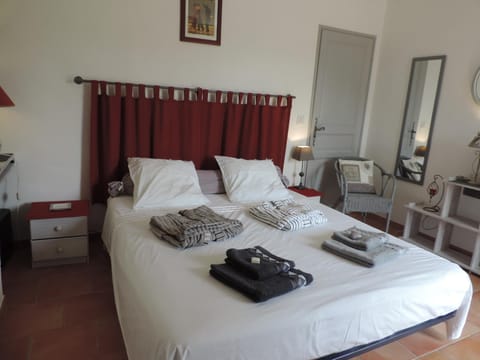 Chambre 2 pers, cuisine d'été le Faré Tchanqué parking gratuit sur place Vacation rental in Cavaillon