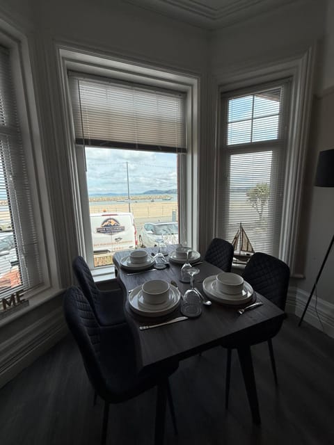 Stunning 2 Bedroom Ground Floor Sea View Apartment Apartment in Rhôs-on-Sea