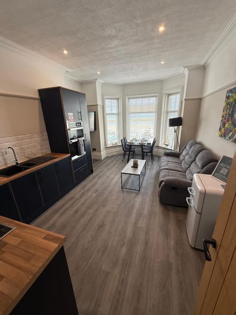 Stunning 2 Bedroom Ground Floor Sea View Apartment Apartment in Rhôs-on-Sea