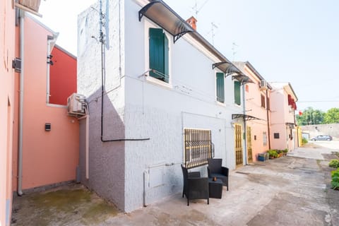 Property building, Balcony/Terrace, Street view